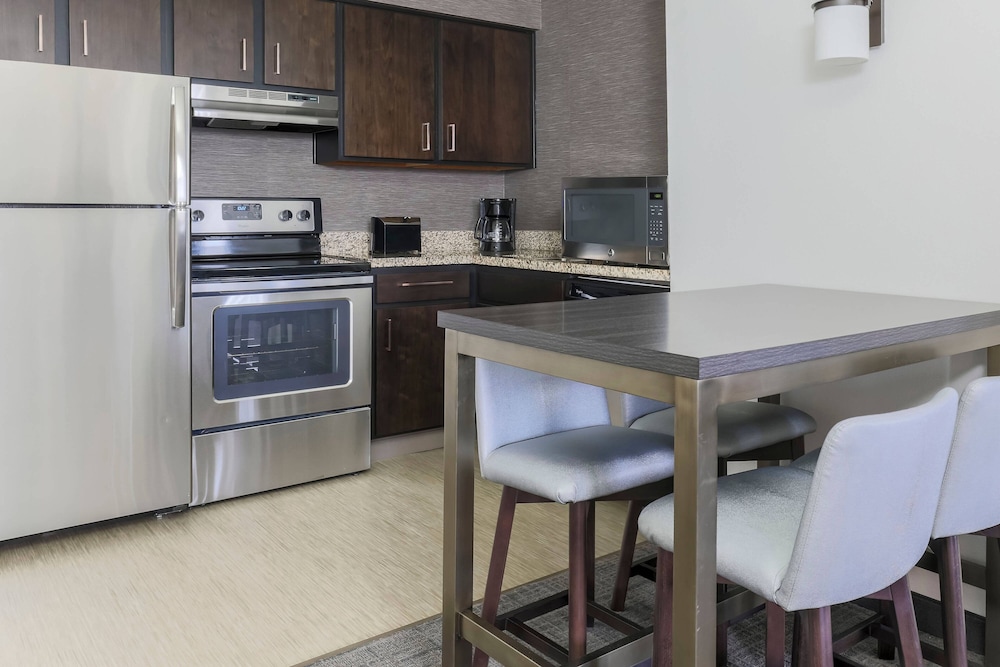 Suite, 2 Bedrooms, Fireplace (Hearing Accessible) photo 3