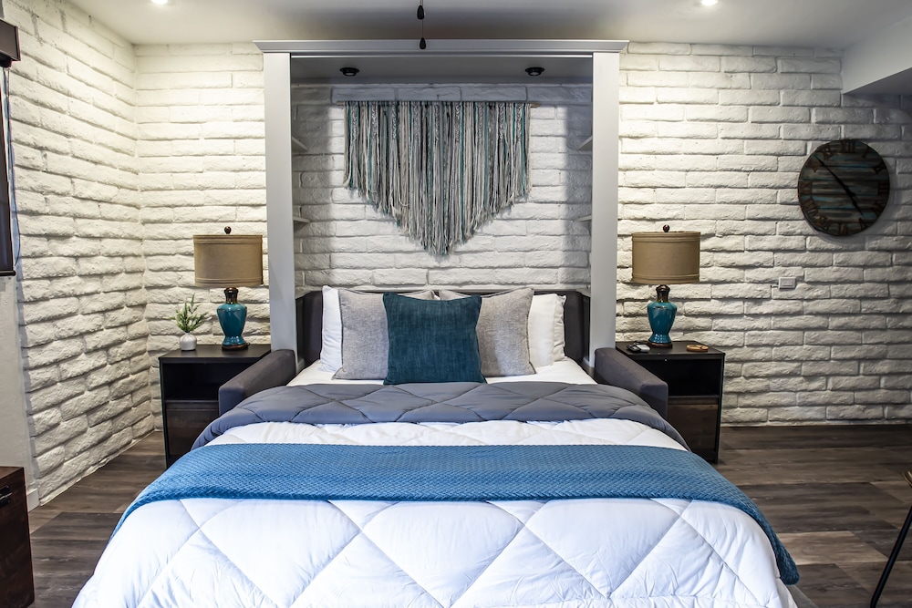 Premium Room, 1 King Bed, Pool View (Upstairs)