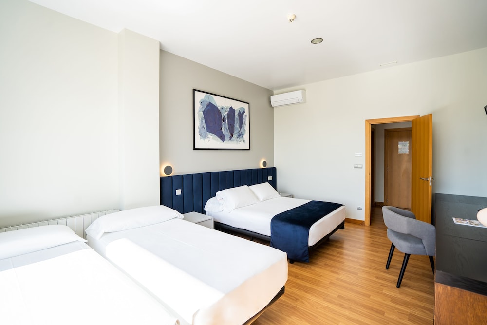 Triple room with balcony (2 adults + 1 child) - Photo 2