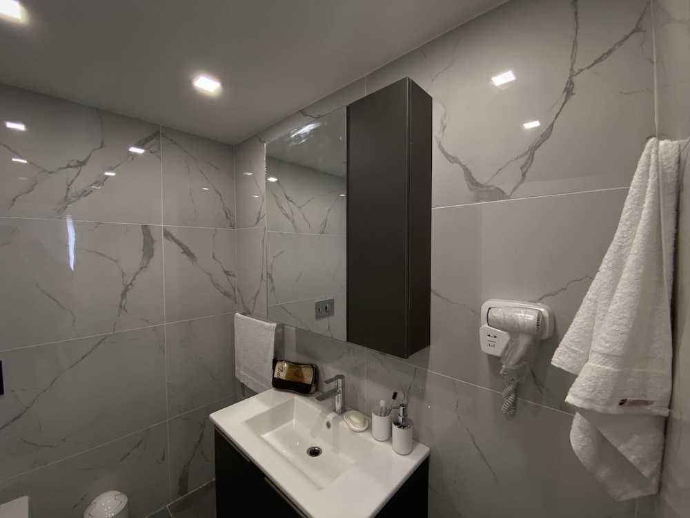 Standard Double Room - Photo 9