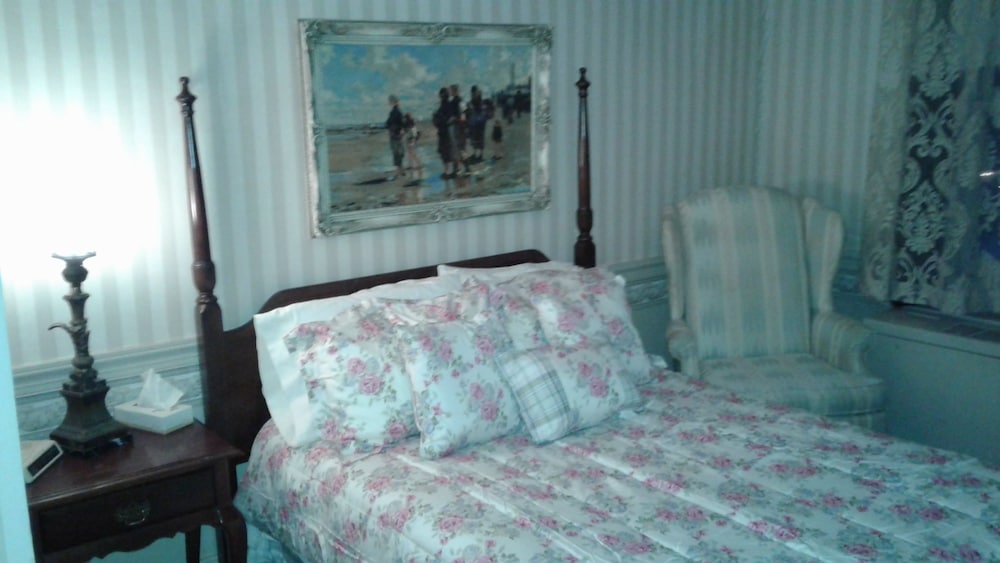 Bennett Room 300 Full size Bed