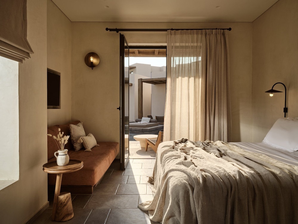 Junior Suite with Shared Pool