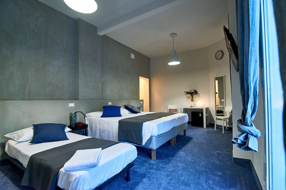 Deluxe Triple Room with partial sea view - Photo 3