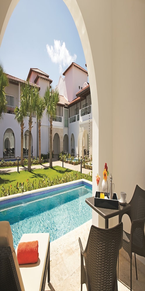 Preferred Club Deluxe Swim Up King Bed photo 3