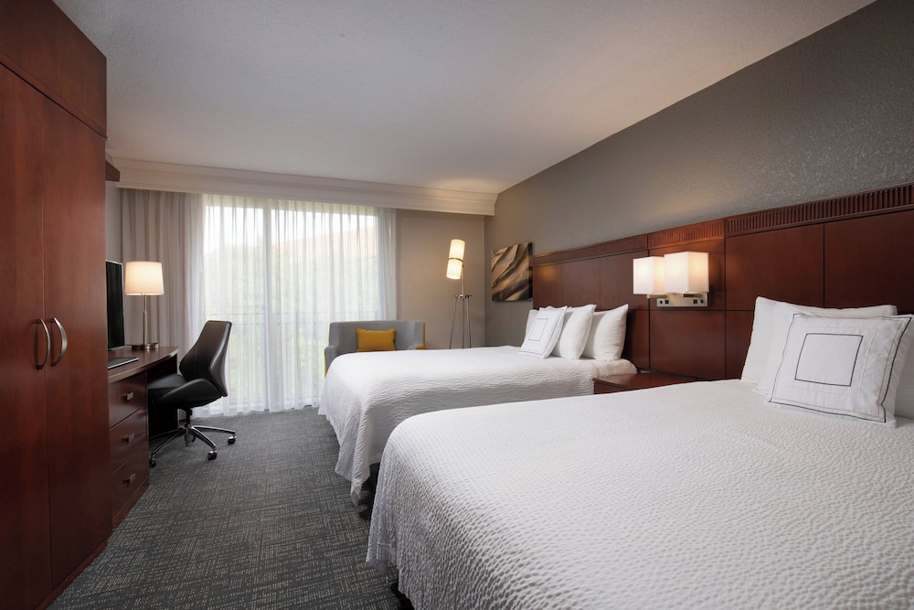 Room, 2 Queen Beds, Balcony