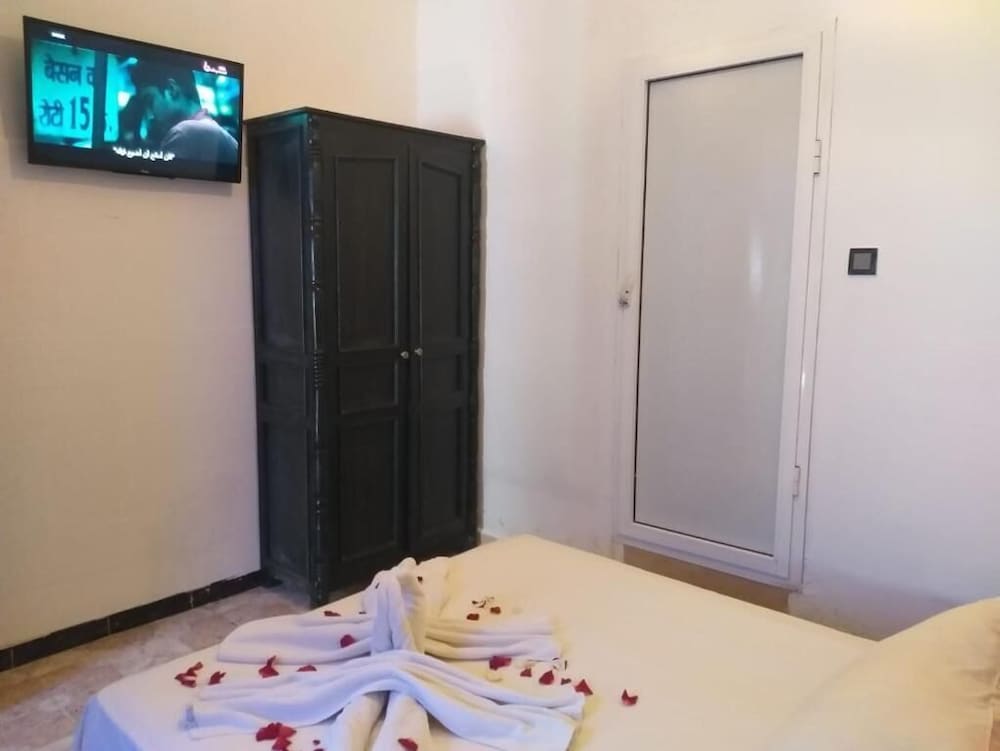 Basic Single Room - Photo 9