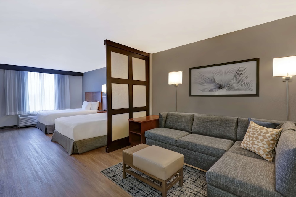 King Room with Sofa Bed and Accessible Tub - Disability Access thumbnail 6