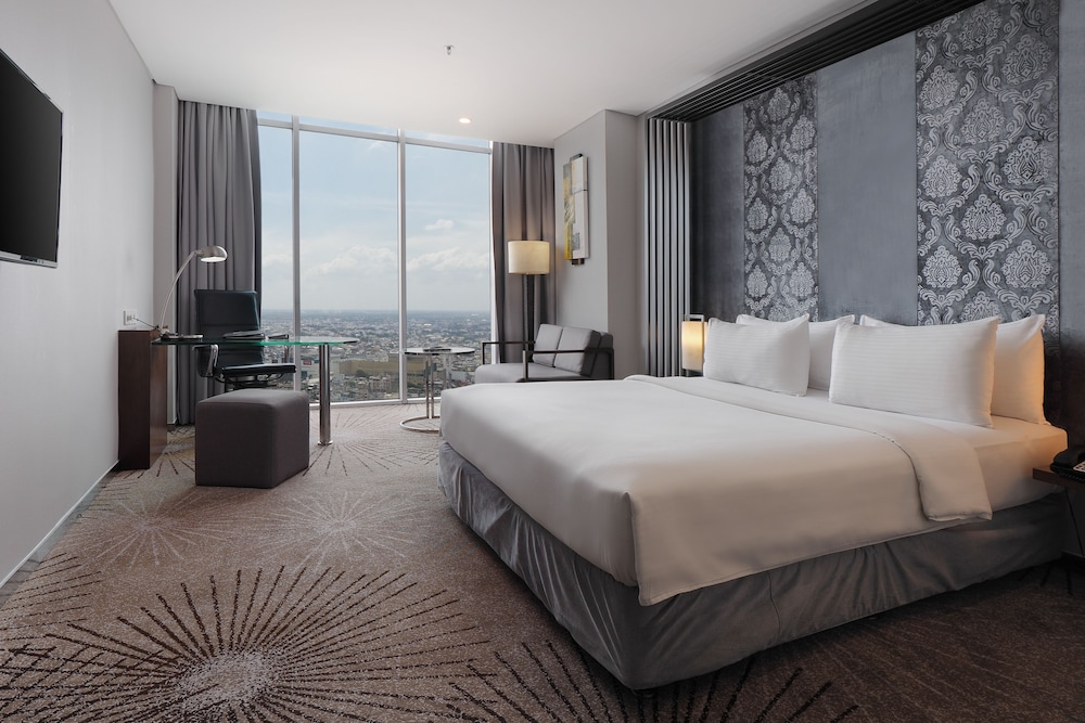 Deluxe Room, 1 Queen Bed, Smoking photo 2