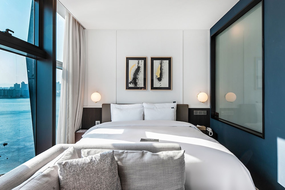 Junior Suite Room -Breakfast Included,Unlimted Starbucks Coffee Bean,OTT Available,15PM CI / 13PM CO photo 3