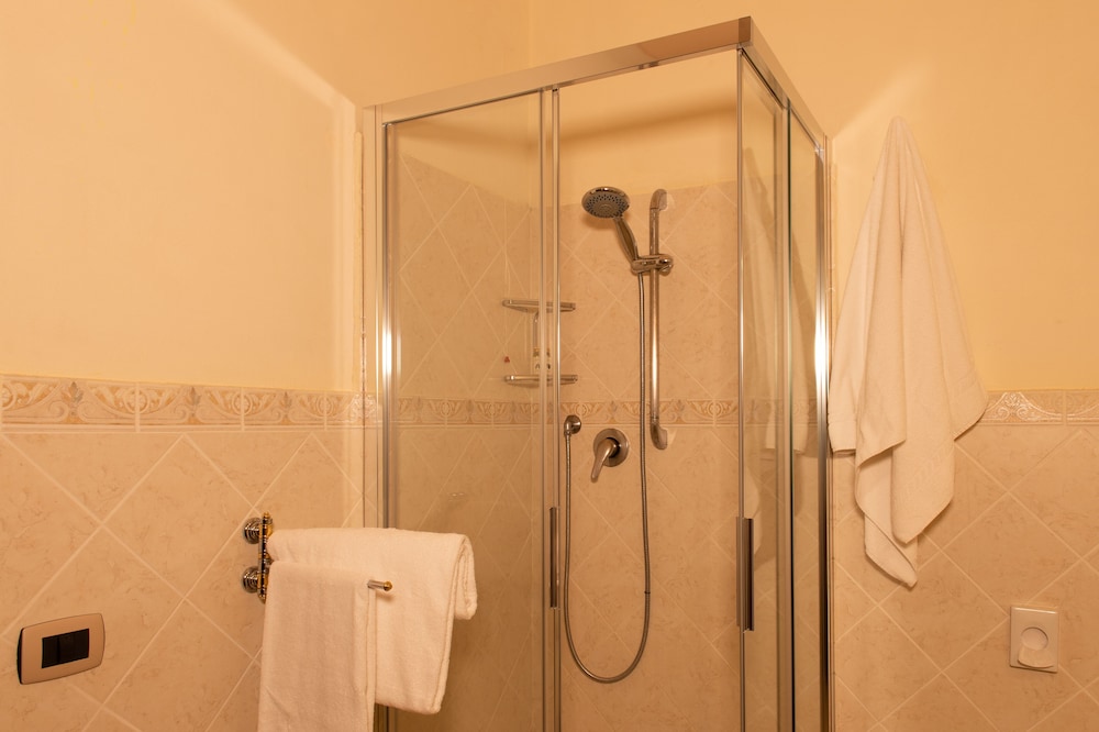 Suite - Photo 24