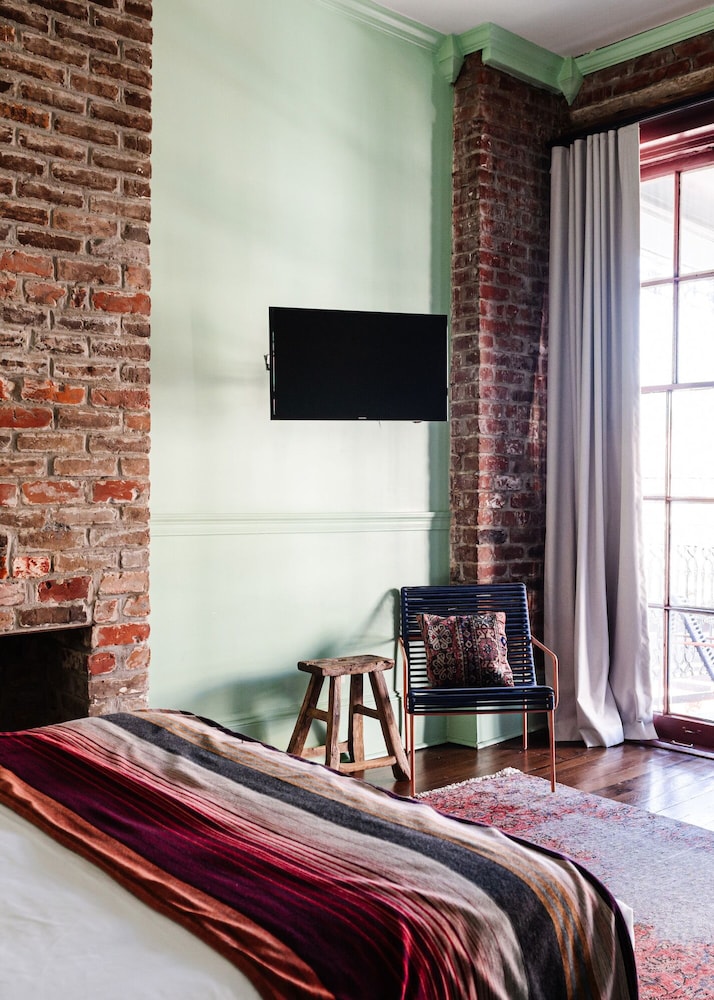 Queen Room (24/7 Front Desk) - Photo 7