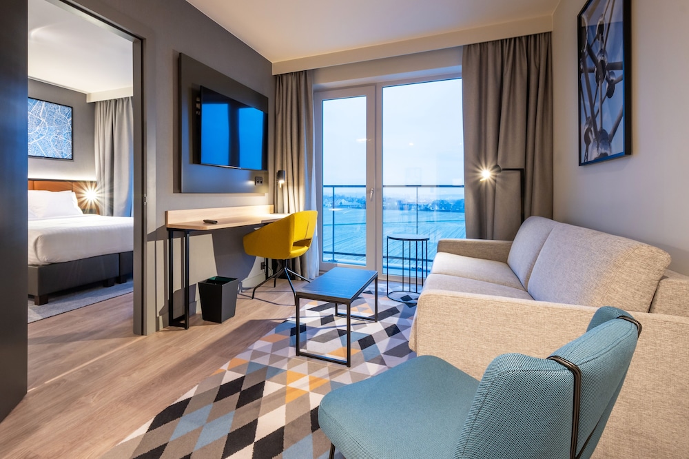 Suite, 1 Bedroom - Photo 10