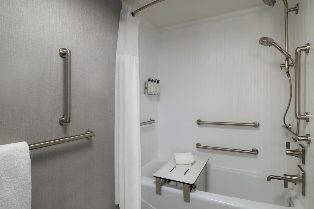 Standard Room, 1 King Bed, Mobility Accessible photo 3