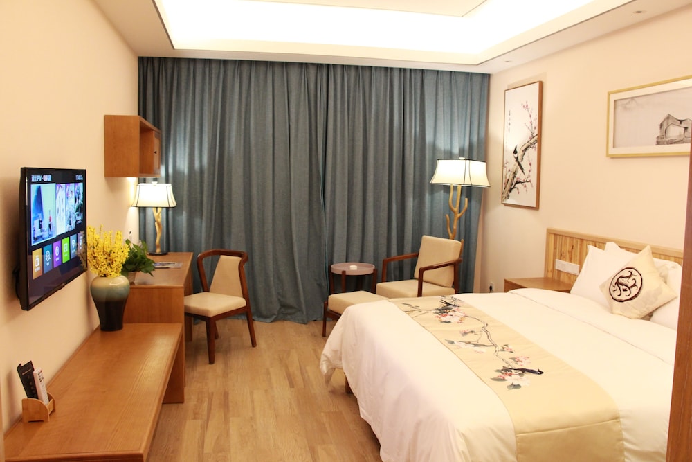 Superior Double or Twin Room with Pool View photo 2