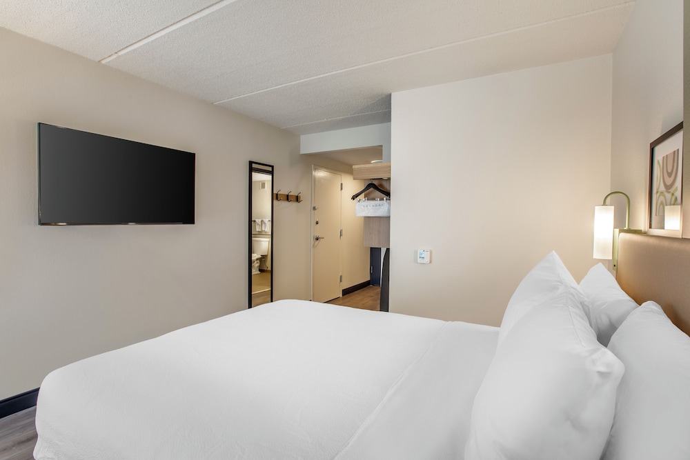 Room, 1 Queen Bed, Accessible (Hearing) - Photo 2
