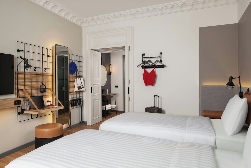 Room, 2 Twin Beds, City View