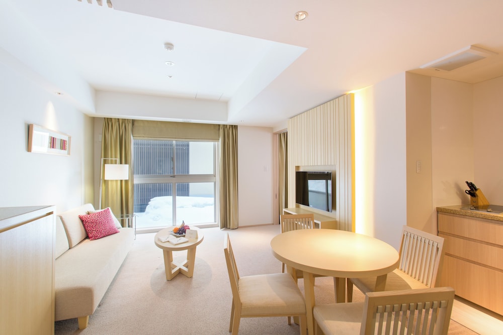 Deluxe Suite - Courtyard