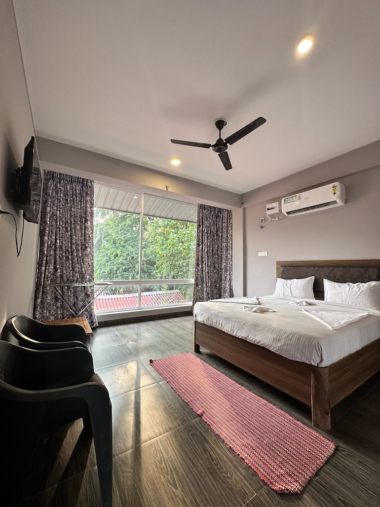 Deluxe Room - Photo 5