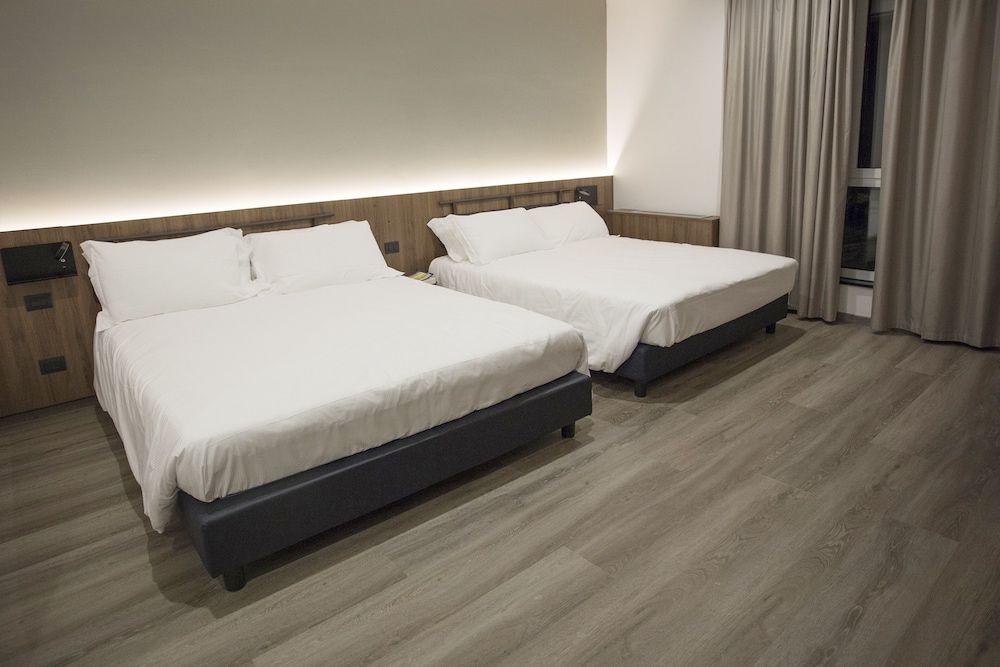Family Room, 2 Queen Beds, Ground Floor photo 1