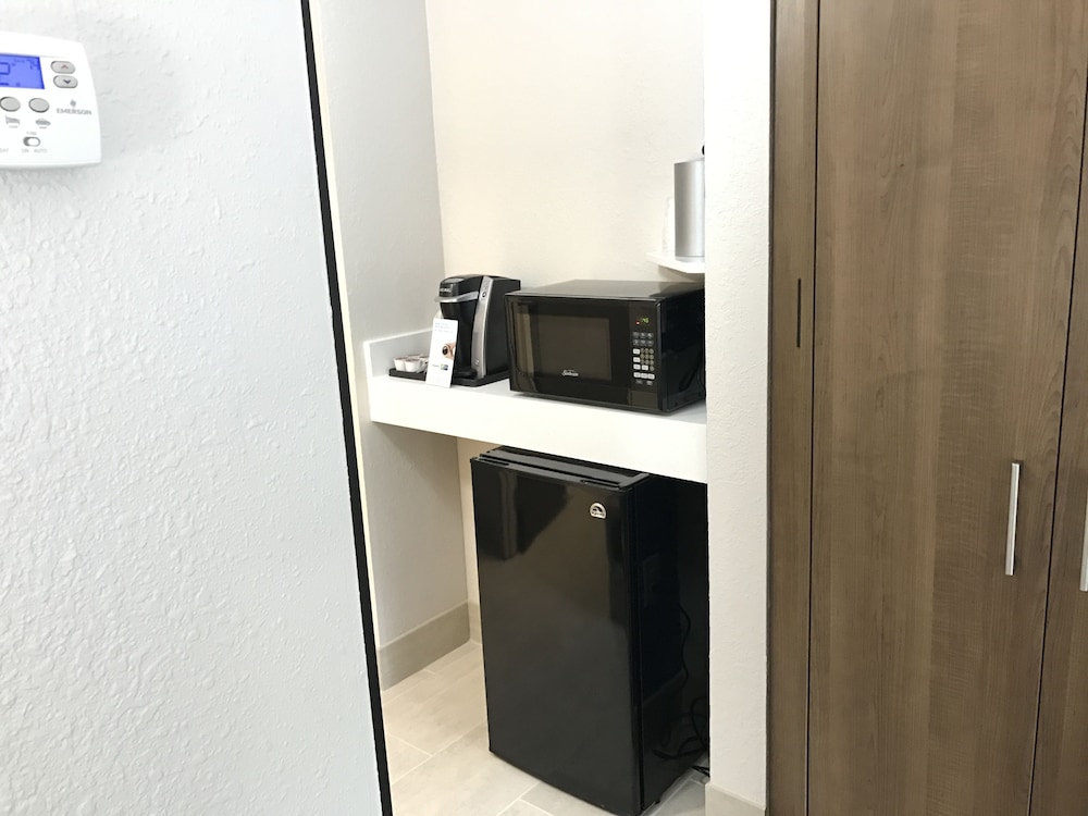 Standard Room, 1 King Bed (Walk-In Shower) - Photo 3