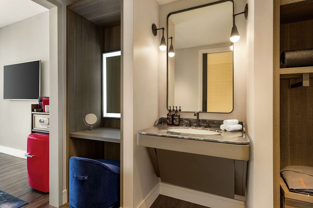 Room, 1 Queen Bed, Accessible, Corner (Mobility & Hearing, Bathtub) - Photo 2