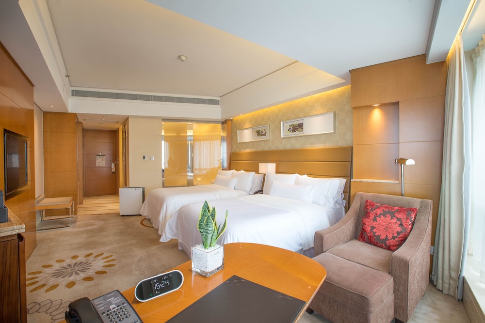 Westin, Premier Room, 2 Twin Beds, Partial Lake View - Photo 3