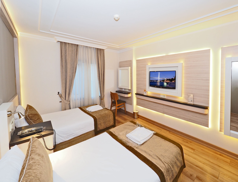 Queen Room with Queen Beds Accessible Room photo 3