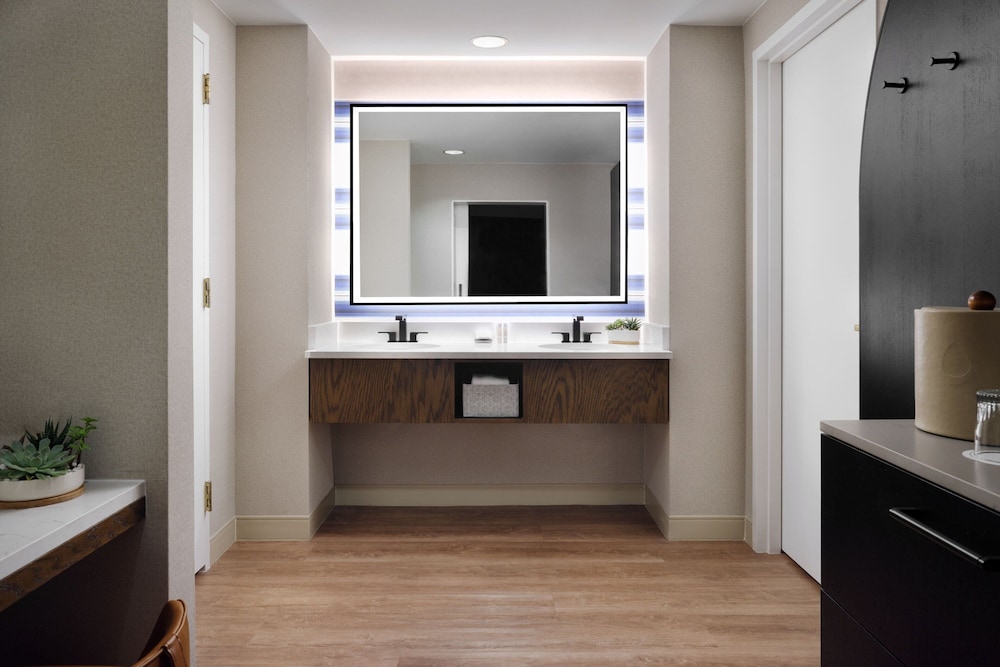 Room, 1 King Bed (Mobility/Hearing Accessible, Tub) thumbnail 6