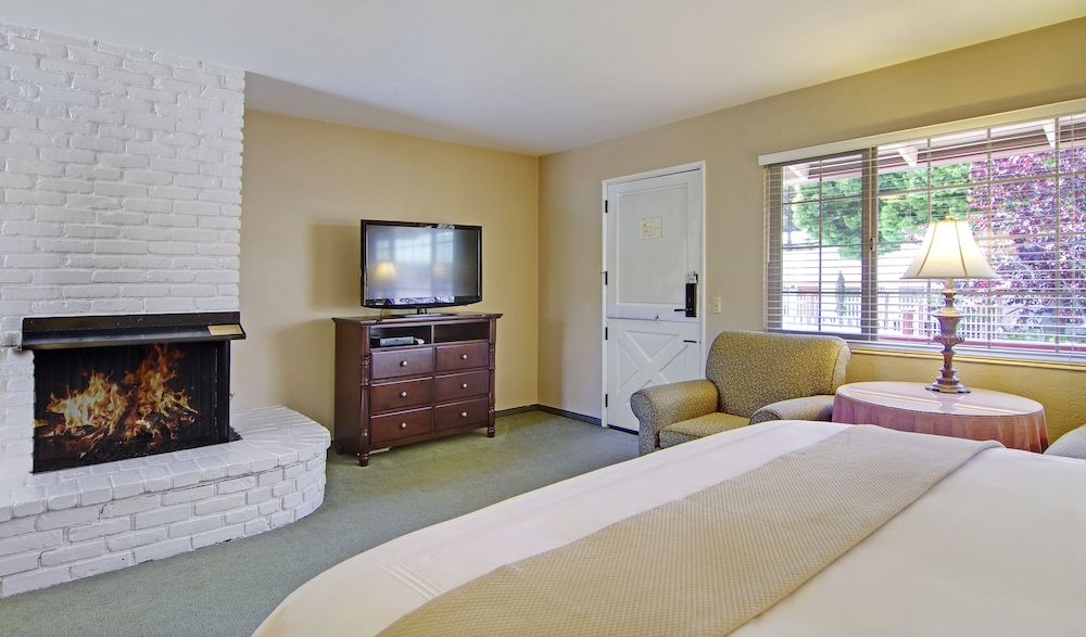 Deluxe Suite, 1 King Bed, Kitchenette (Non Pet-Friendly) photo 3