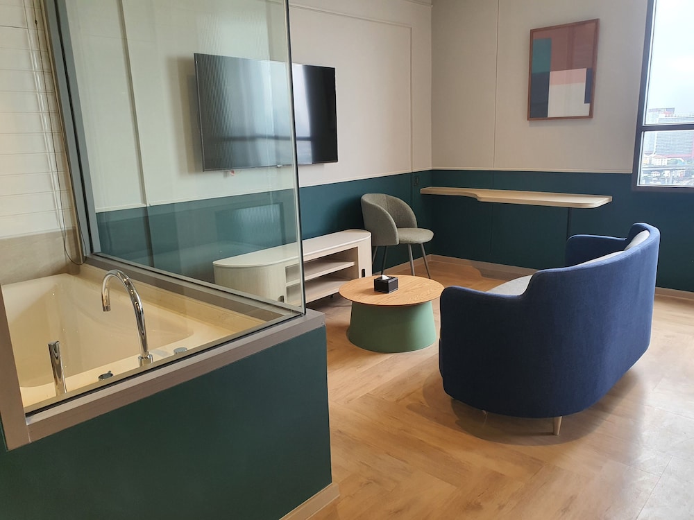 Studio Suite with Bathtub photo 3