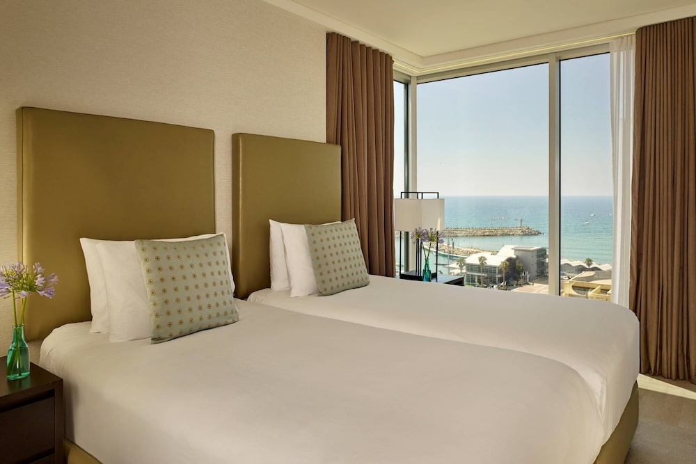 Two Bedroom Suite, 1 Queen & 2 Twin Beds, Sea View