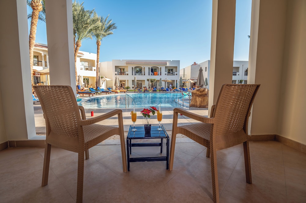 Superior Room, Pool View - Photo 2