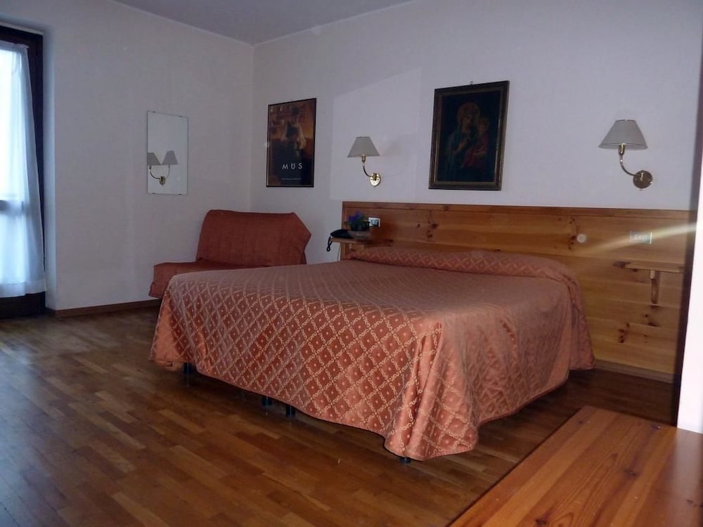 Basic Triple Room, Balcony, Mountain View photo 1