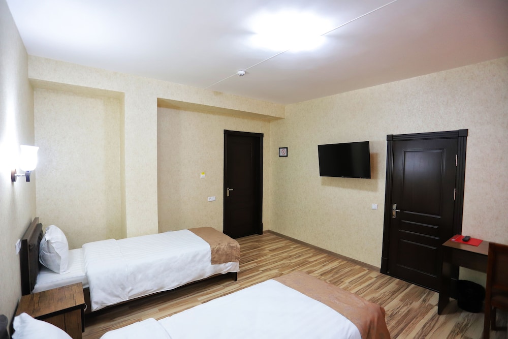 Standard Double or Twin Room - Photo 8