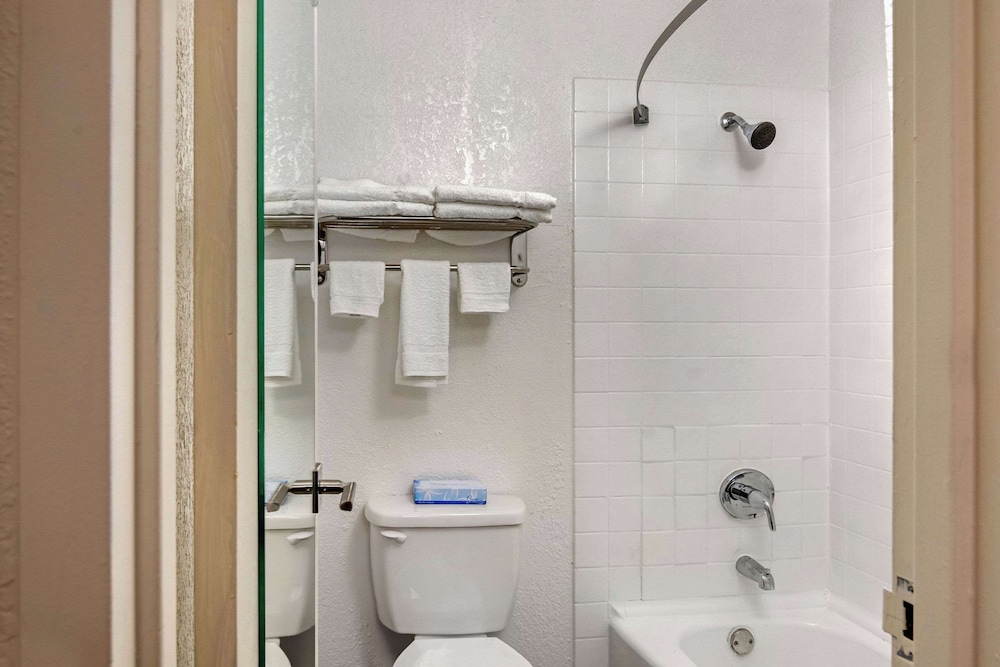 Basic Suite, 2 Queen Beds, Non Smoking photo 3