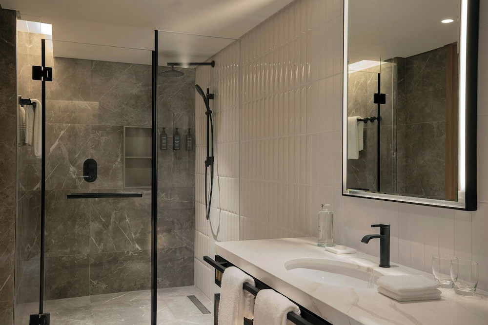 Signature Room, 1 King Bed, City View - Photo 4
