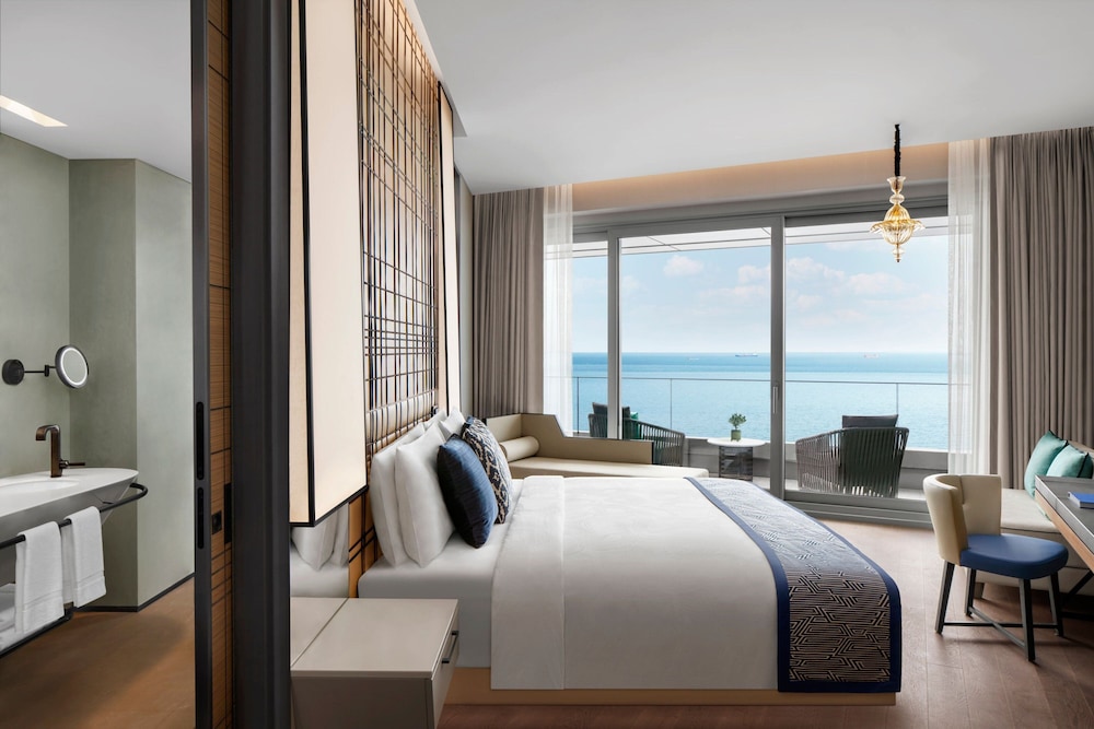 Executive Panoramic Sea, Executive lounge access, Guest room, 1 King, Balcony
