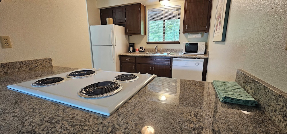 Family Suite, 2 Bedrooms, Kitchen, Garden View (Queen Two Doubles) photo 2