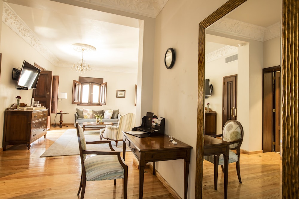 Superior Suite - Photo 6