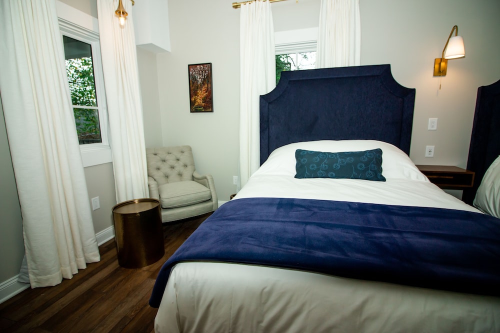 Annex Standard Double Queen Room