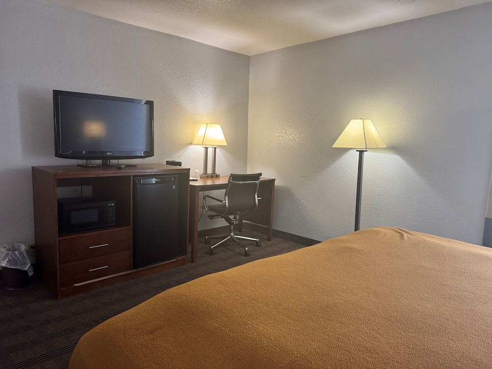Studio Suite, 1 King Bed, Non Smoking - Photo 2