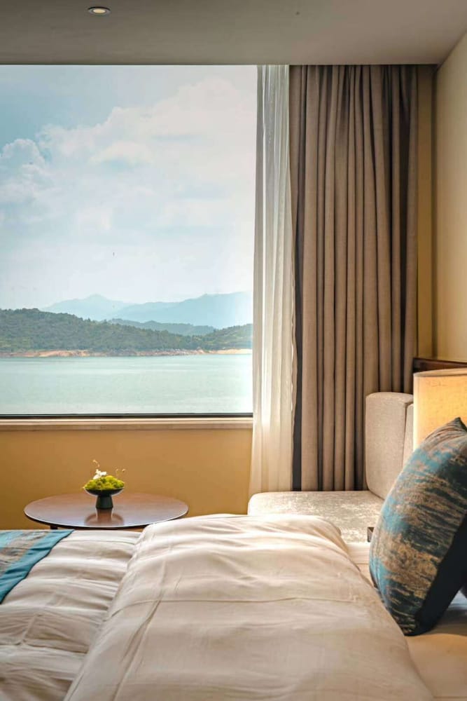 Deluxe Room, 1 King Bed, Non Smoking, Lake View photo 3