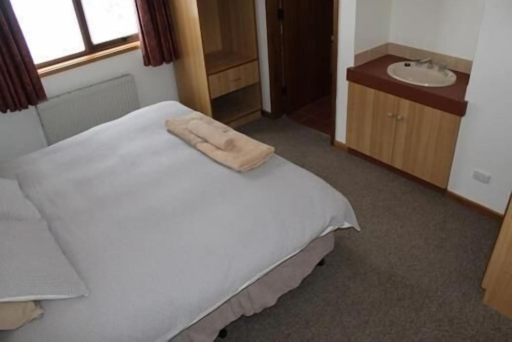Standard Room, Non Smoking (6 Share Room: 5 Nights) Breakfast, Lunch and Dinner Transfers included photo 1