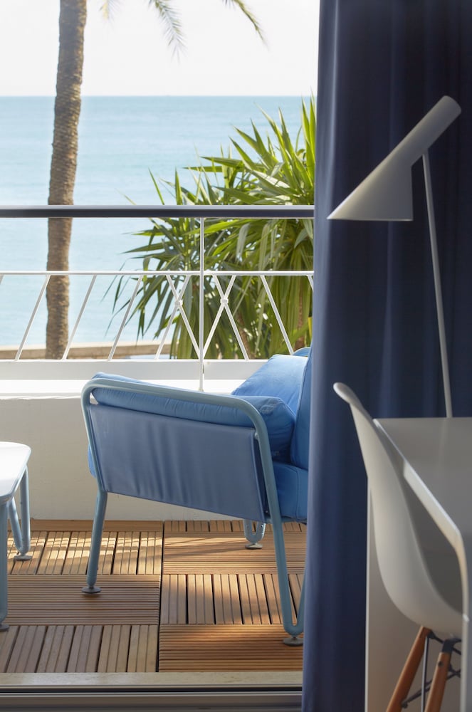 Deluxe Room, 1 Queen Bed, Balcony, Sea View - Photo 12