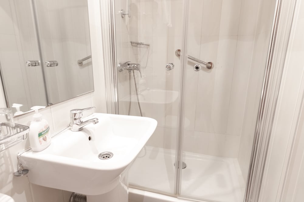 Double or Twin Room - Photo 9