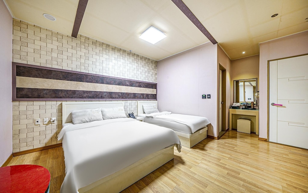 Room (Twin) - Photo 2