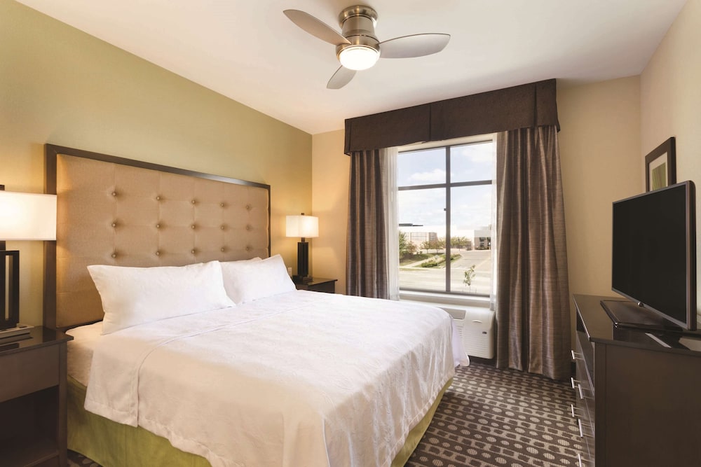 Premium Studio, 1 King Bed, Accessible, Bathtub photo 1
