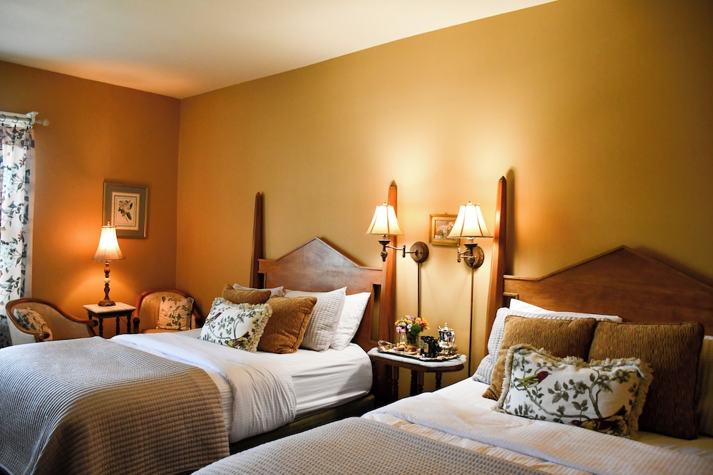 Standard Room, 2 Queen Beds photo 3