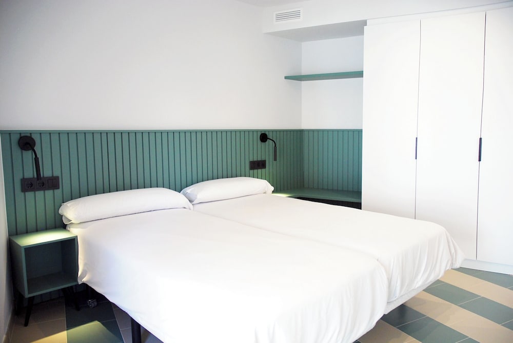 Basic Apartment - Photo 2
