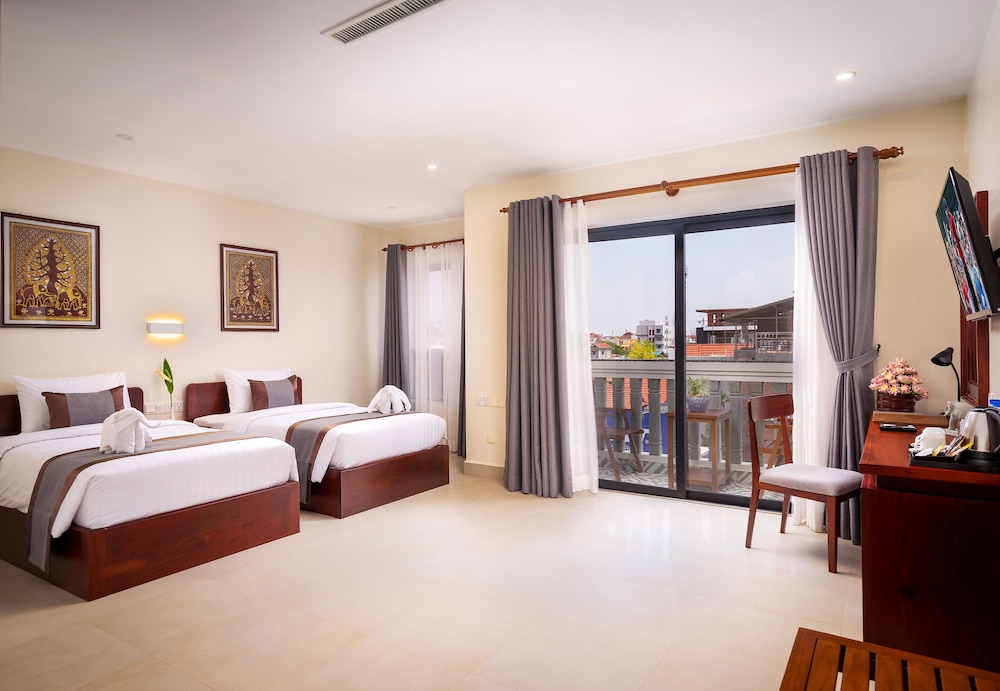 Premier Deluxe Twin With Balcony - Photo 1
